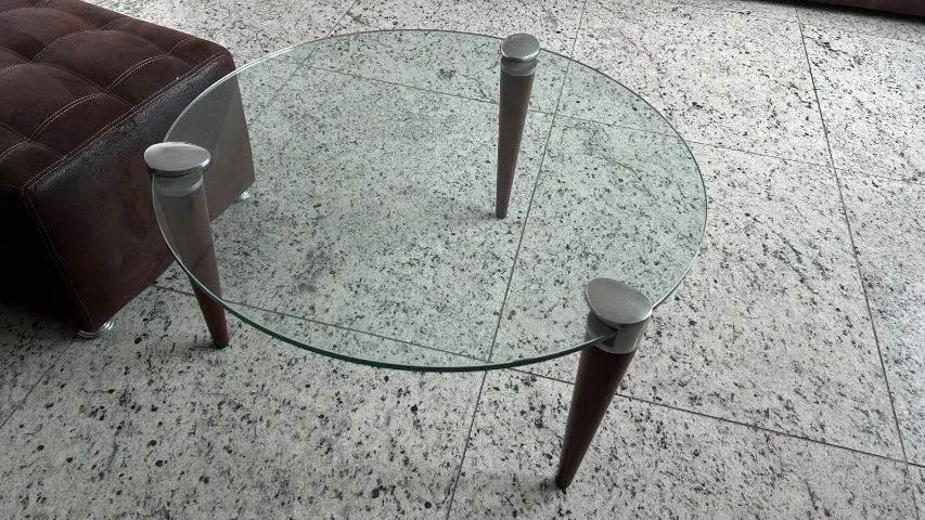 Mesa de centro redonda de vidro com pés de madeira - Foto 2