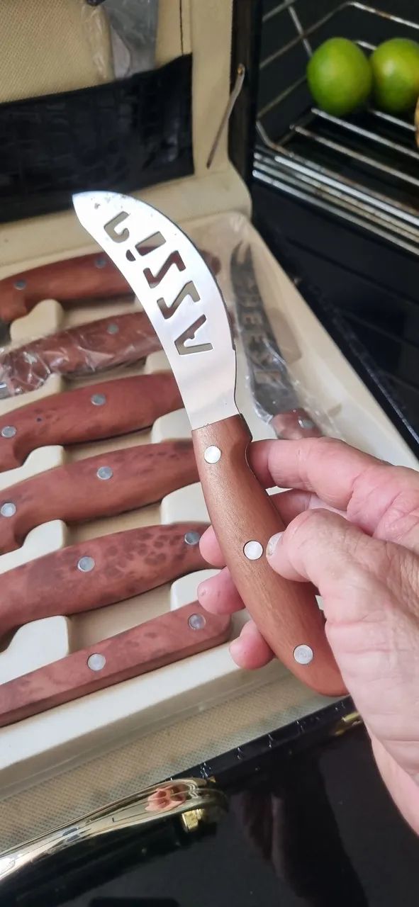 Kit churrasco com 24 peças na maleta de couro ( maleta não fecha) apesar de nunca usado - Foto 4