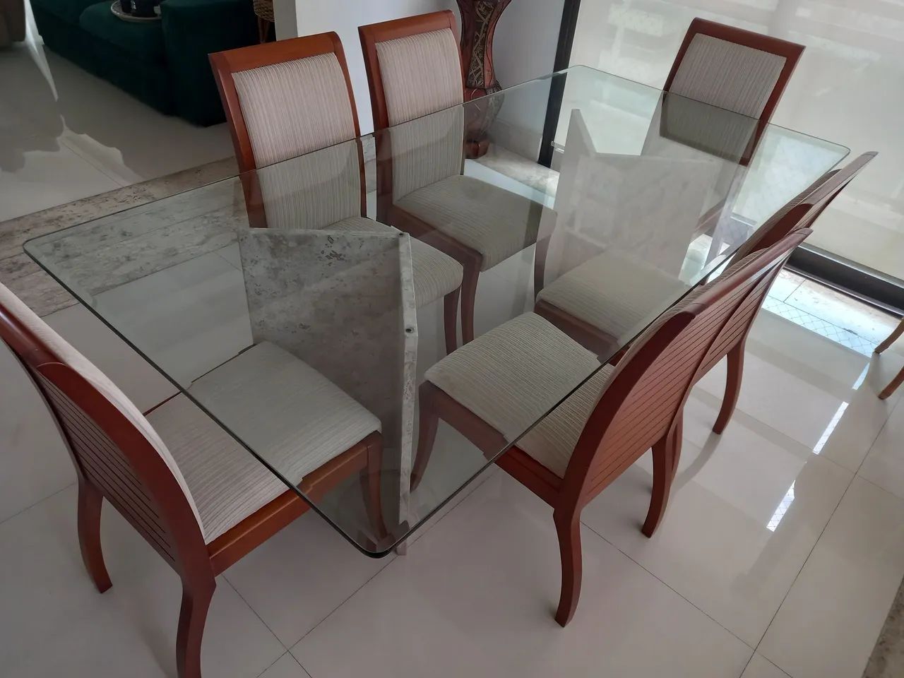 Mesa de jantar com tampo de vidro com base em mármore - Foto 2