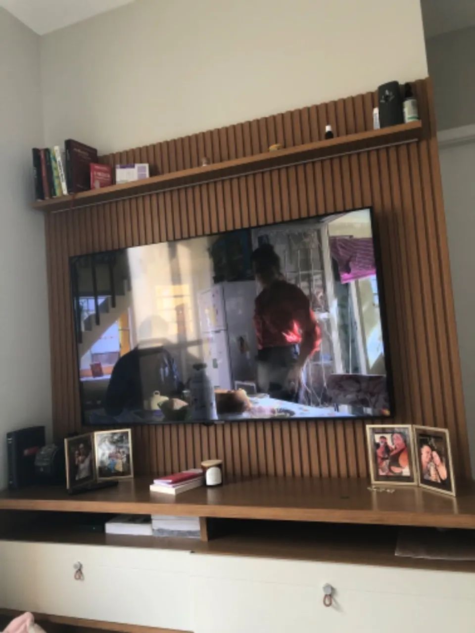 Estante de sala com painel ripado  - Foto 4