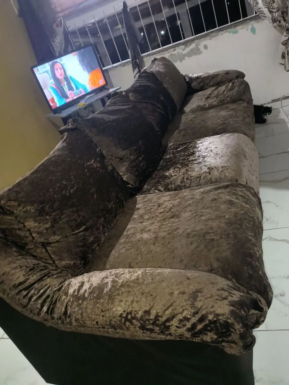 VENDO SOFÁ SEME NOVO, EM VELUDO  - Foto 5