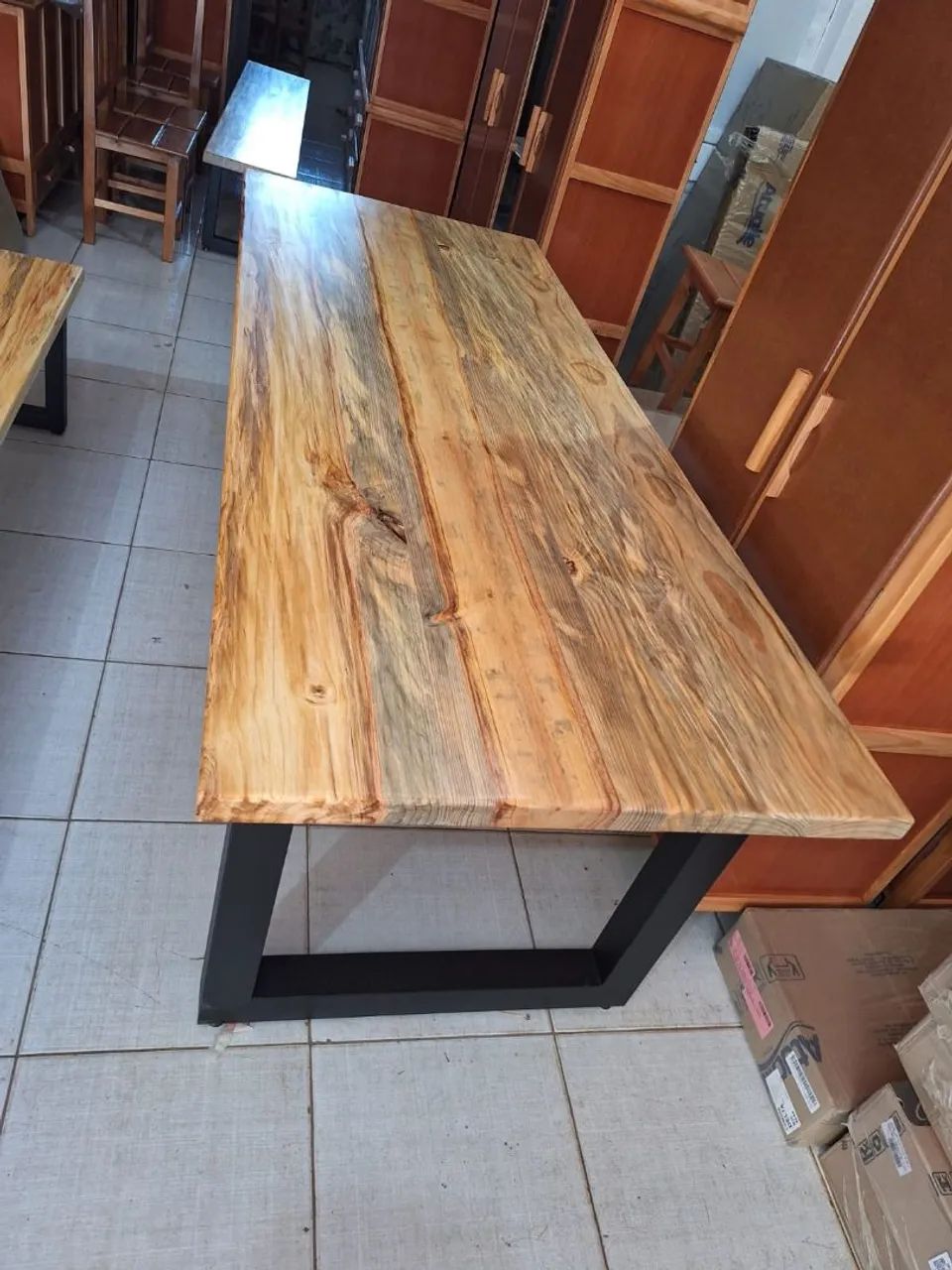 Mesa tampo de madeira e base de ferro com bancos  - Foto 5