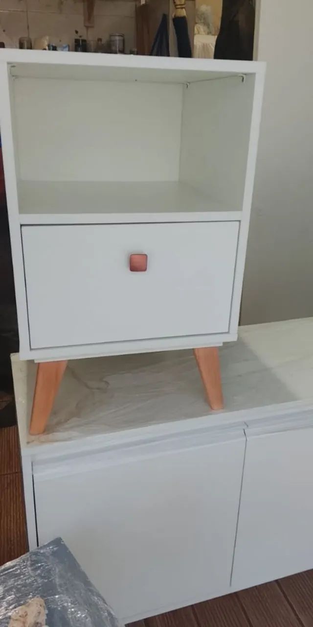 Criado mudo com uma gaveta 