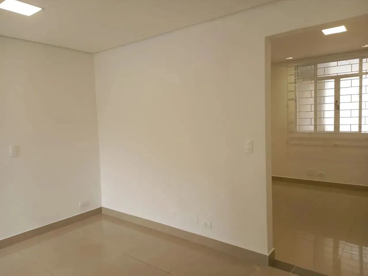 Sala Comercial para Alugar Com 2 Ambientes 39m² Frente ao Shopping Palladium -Água Verde-  - Foto 2