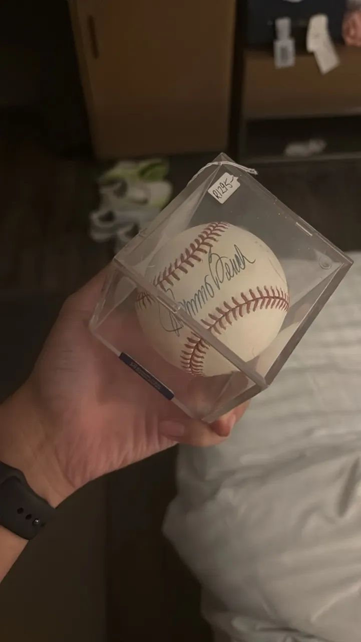 Bola de beisebol autografada pelo Johnny Bench 