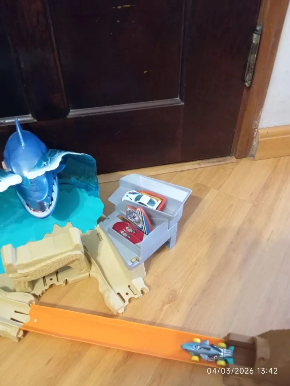 Vendo Pista com 3 carrinhos hot wheels ataque do tubarão  - Foto 2