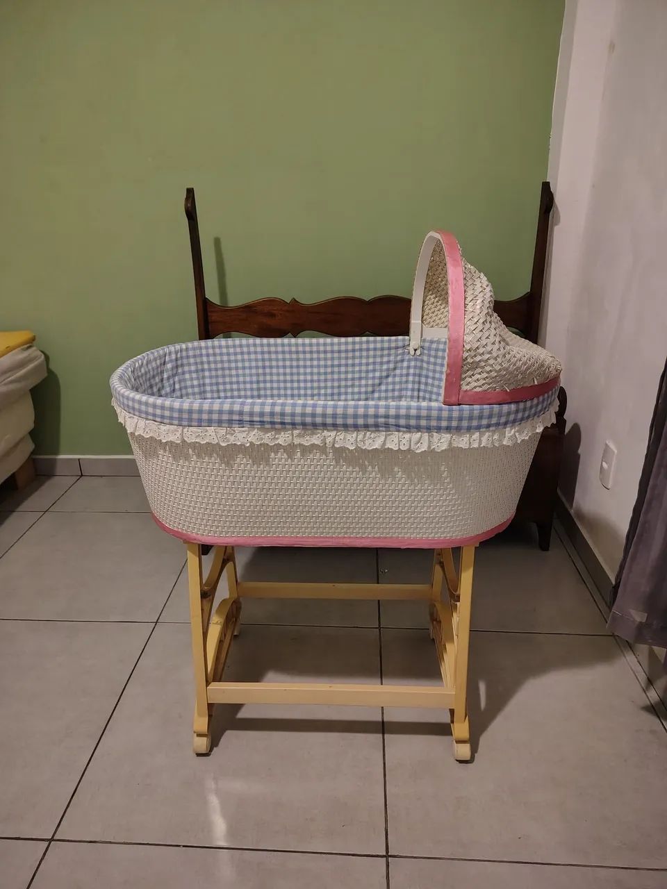 berçBerço moisés artesanal em vime com capota