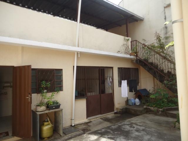 Casa bem conservada em ótima localização, próximo a rua padre eustáquio! - Foto 14
