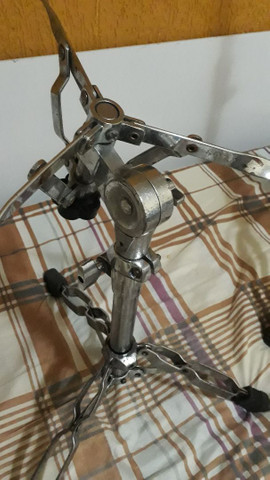 Estante de caixa e máquina de chimbal