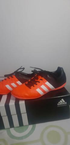 Chuteira adidas