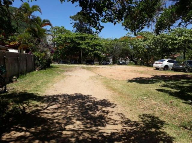 Terreno único na Praia da Armação, ótima localização, frente para a Avenida - Foto 2