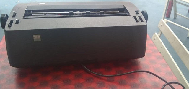 Vendo máquina de escrever elétrica - Foto 2