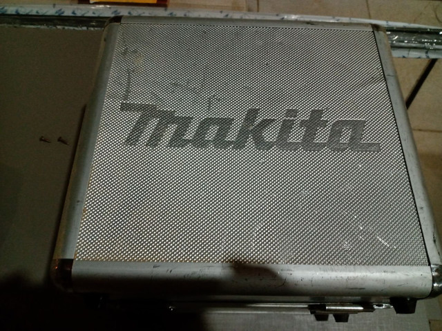 Kit parafusadeira, uma furadeira e uma parafusadeira com duas baterias e um carregador - Foto 3