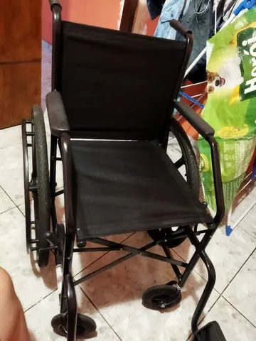 Cadeira de rodas nova.