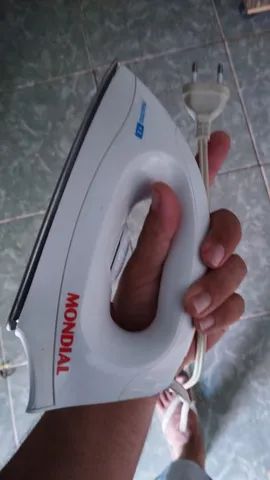 Ferro de passar roupa da marca mondial interessado me chamar no ZAP.