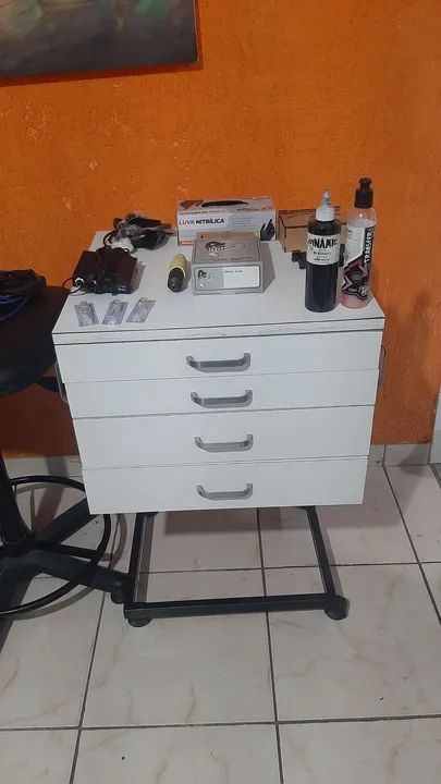 Conjunto de equipamentos para tatuagem