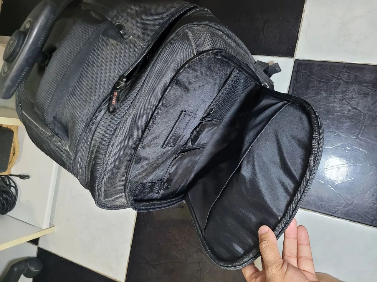 Mochila de rodinha  para notebook - excelente estado - Foto 2