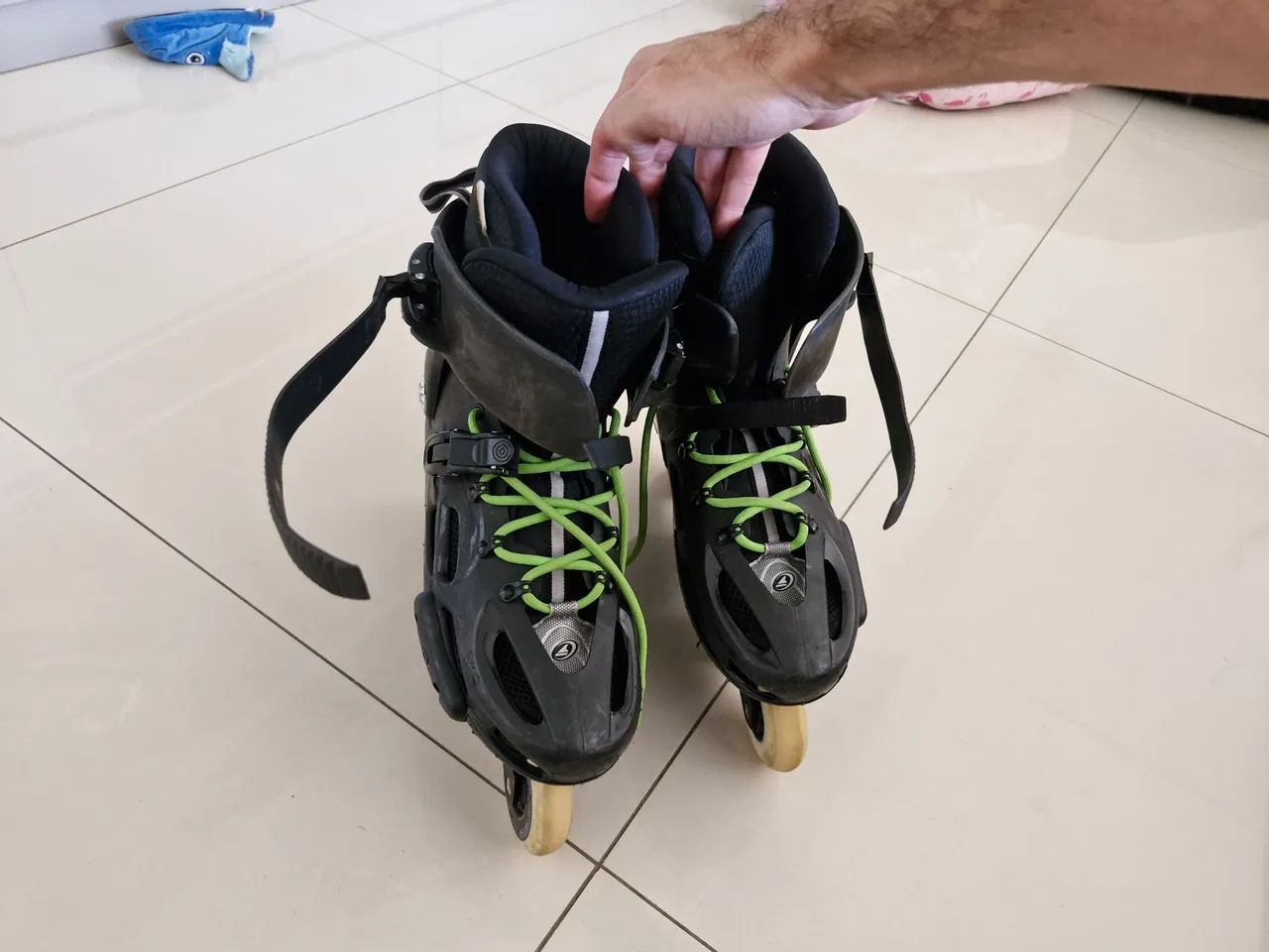 Patins Twister 80 Nº 43 mais equipamentos de segurança  - Foto 2