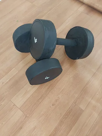 Par de halteres fixos em concreto de 4kg cada. Acabamento em emborrachados