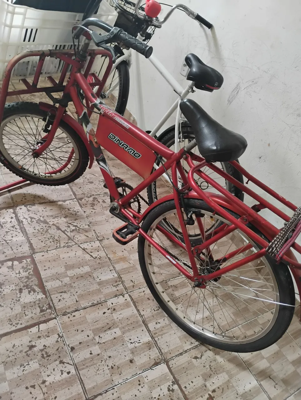 Bicicleta Vermelha com Bagageiro - Ótimo estado!