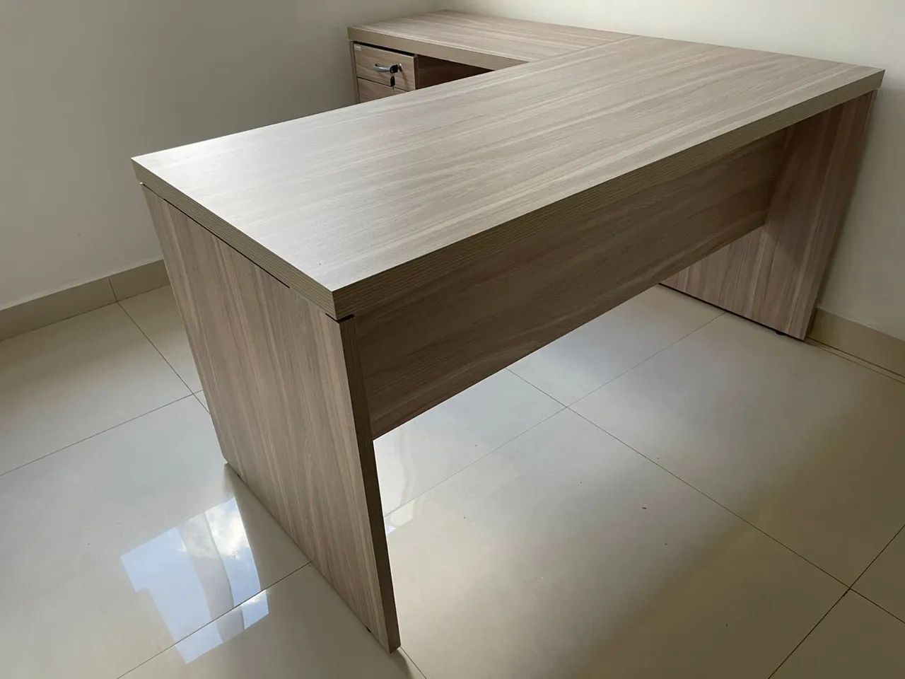 Mesa em L 1.50x1.60 com Gavetas para Escritório - Design Moderno e Funcional - Foto 2