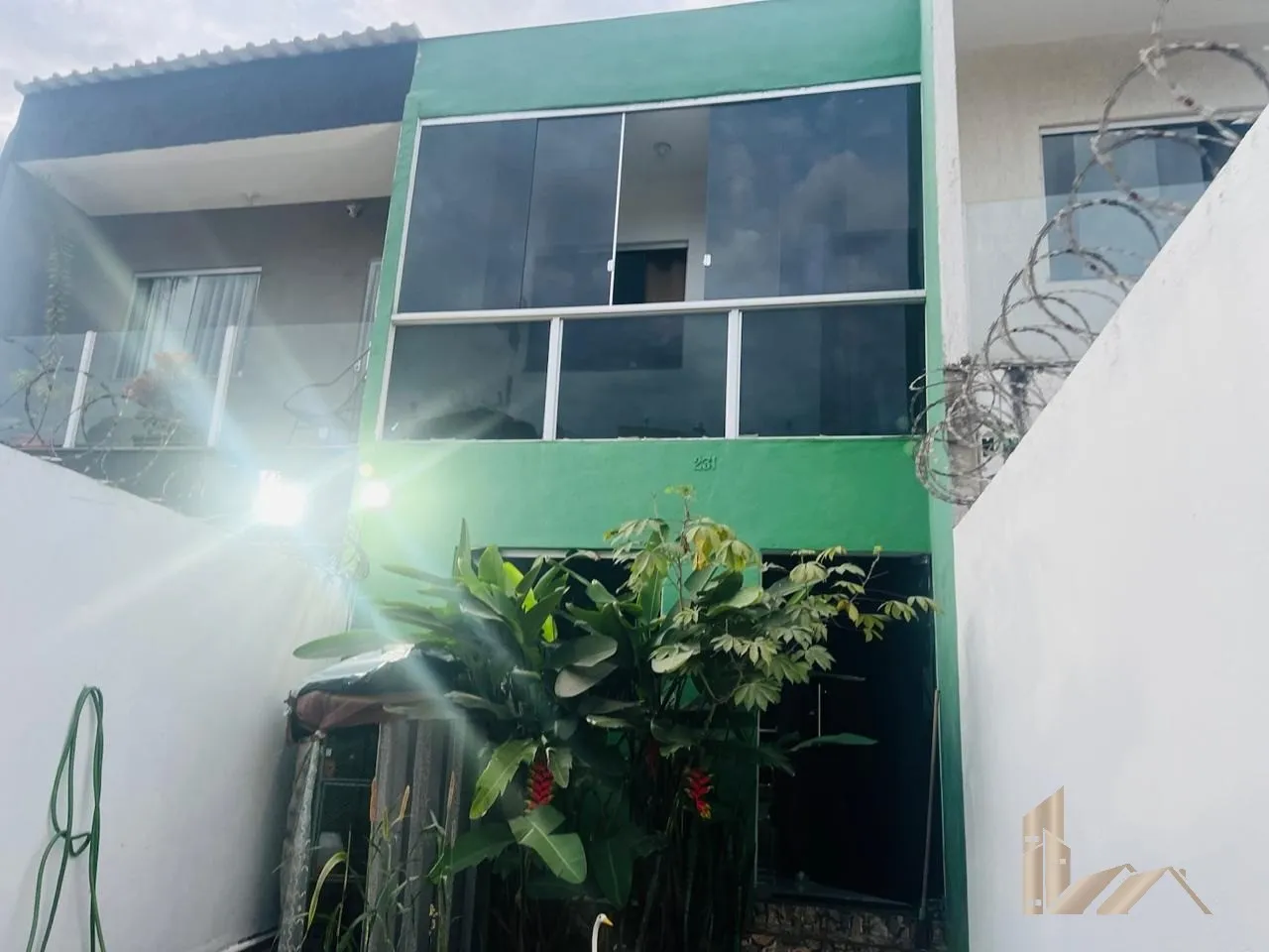 CASA DUPLEX 2 QUARTOS (SENDO 1 COM VARANDA), PISCINA E CHURRASQUEIRA - R$ 260.000,00