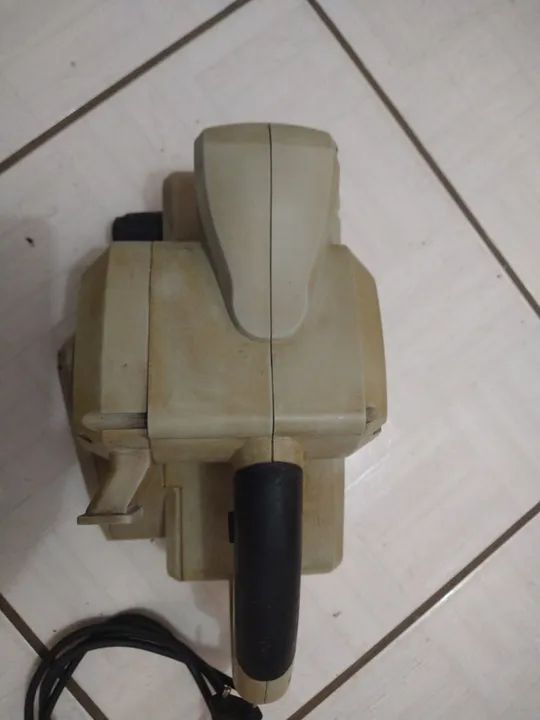 Lixadeira de cinta Elétrica Crown 750W - Foto 2