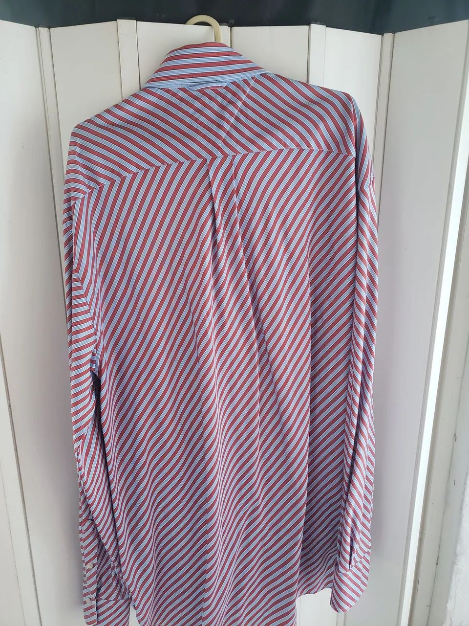 Camisa listrada vermelha e azul