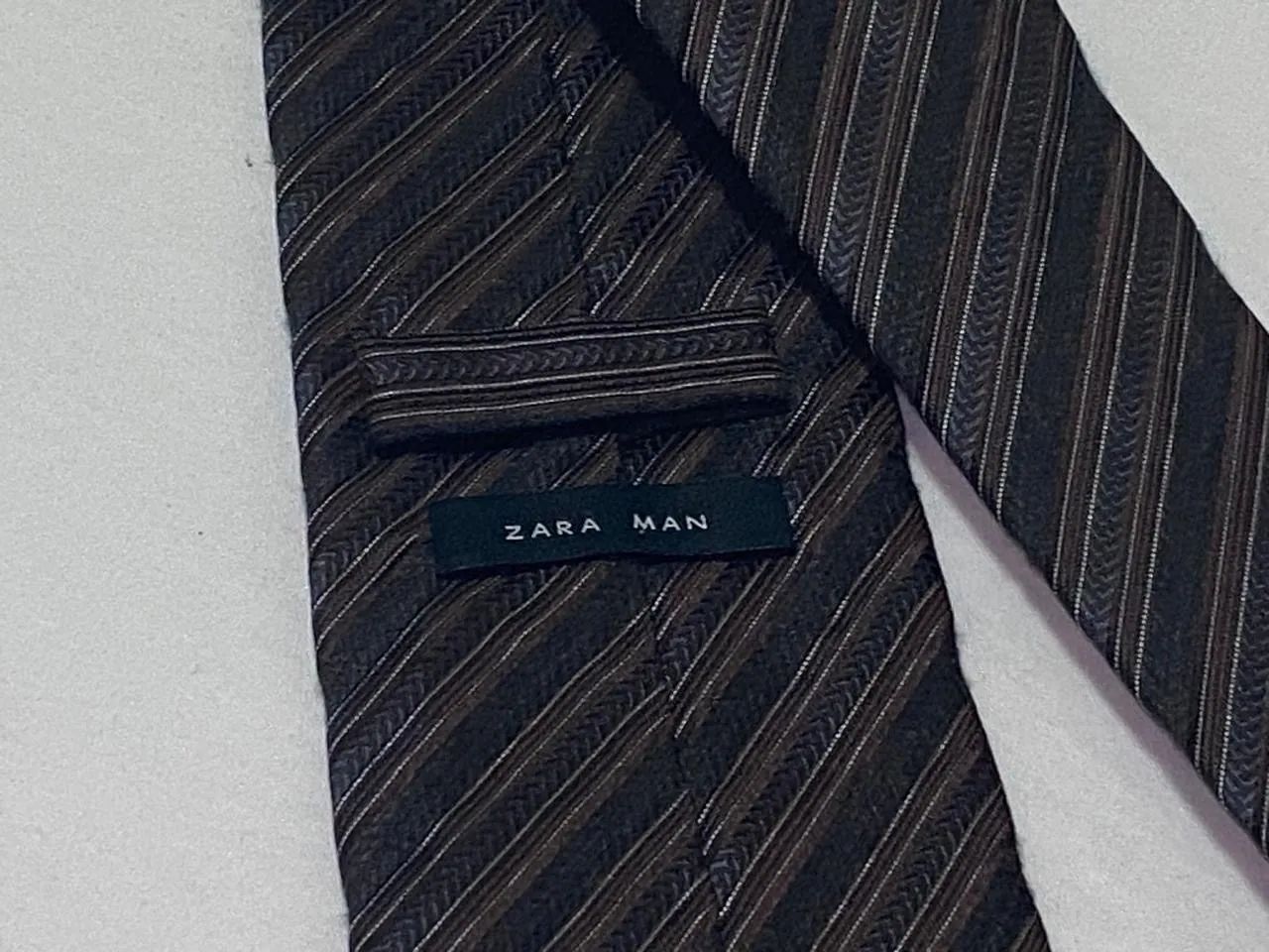 Gravata Zara Man Marrom Listrada Ótimo Estado Impecável - Foto 5