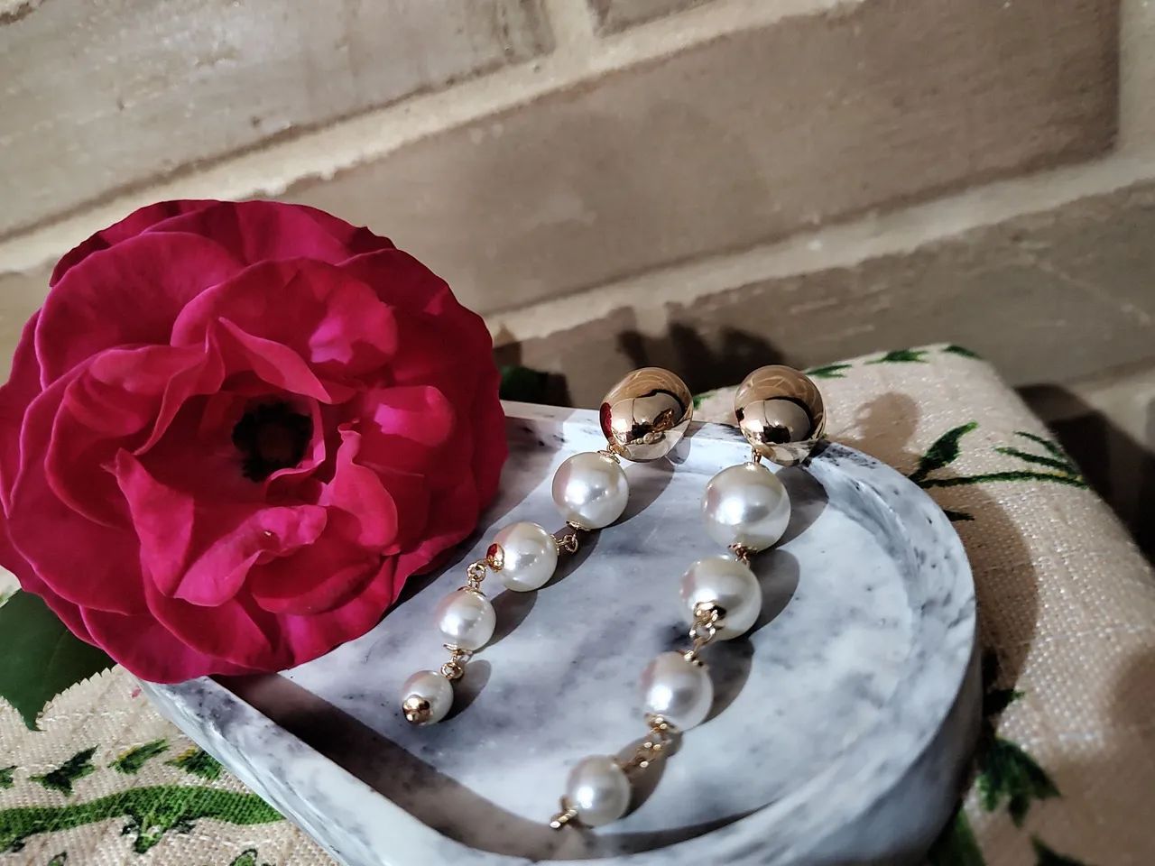 Brincos de pérolas longo com detalhes folheado em ouro 18k  - Foto 3