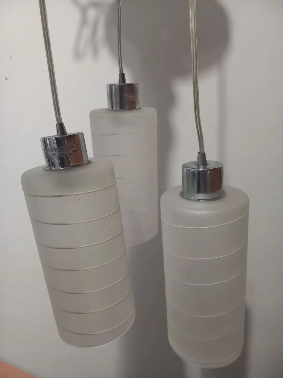 Lustre moderno com 3 pendentes de vidro fosco - Foto 2