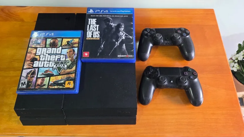 PS4 Fat - 500GB - Perfeito - Dois controles e dois jogos