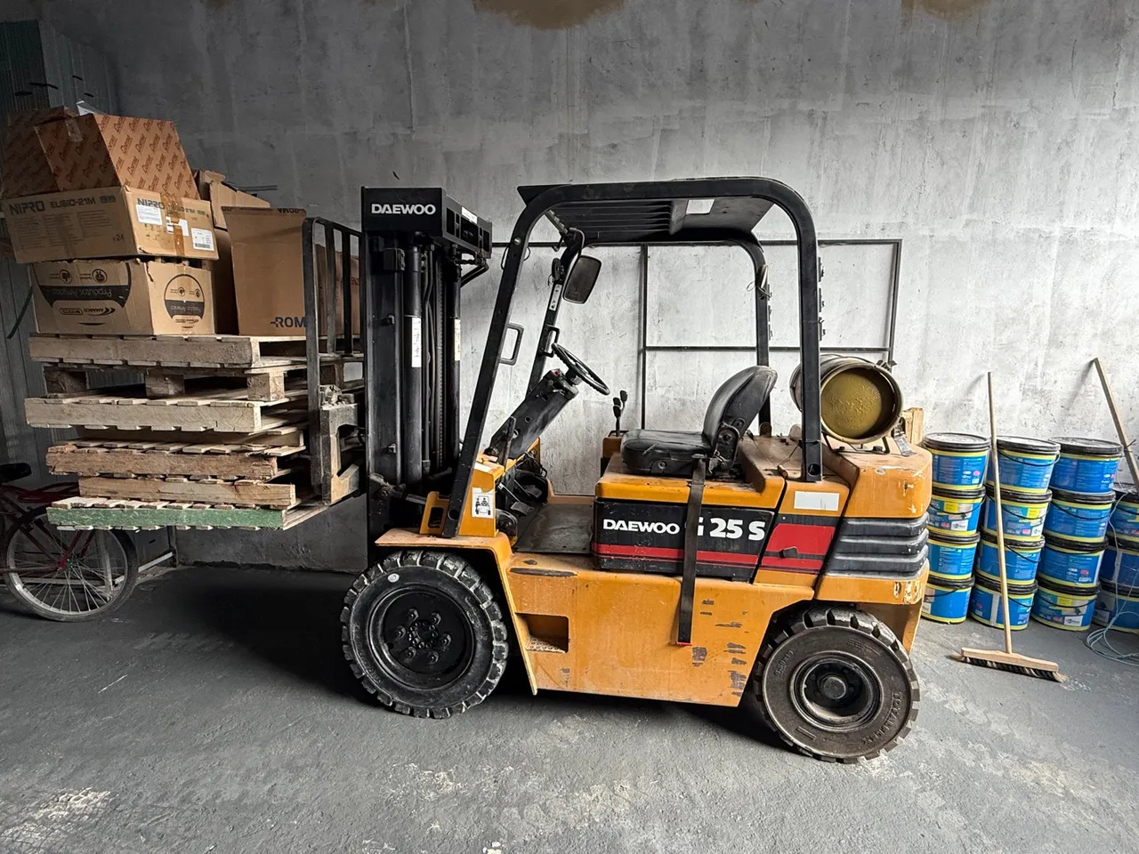 Empilhadeira Daewoo i25S - Máquina Potente e Confiável