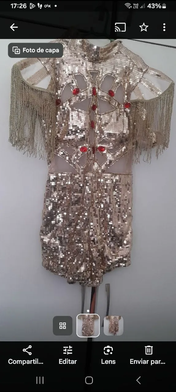 Macacão de paetês dourado com detalhes e franjas