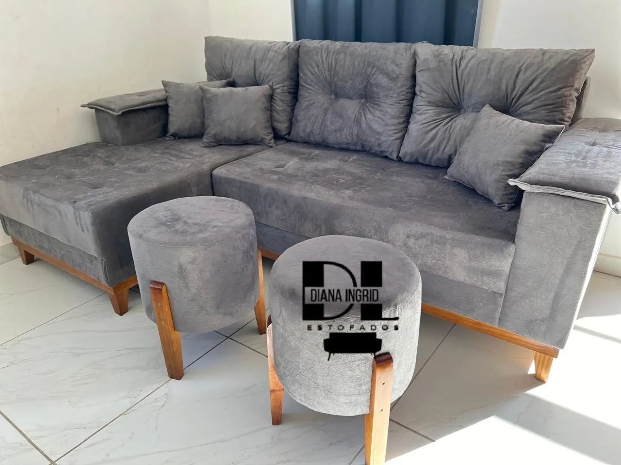 Sofá L acompanhado de puffs modernos 64840792172547120