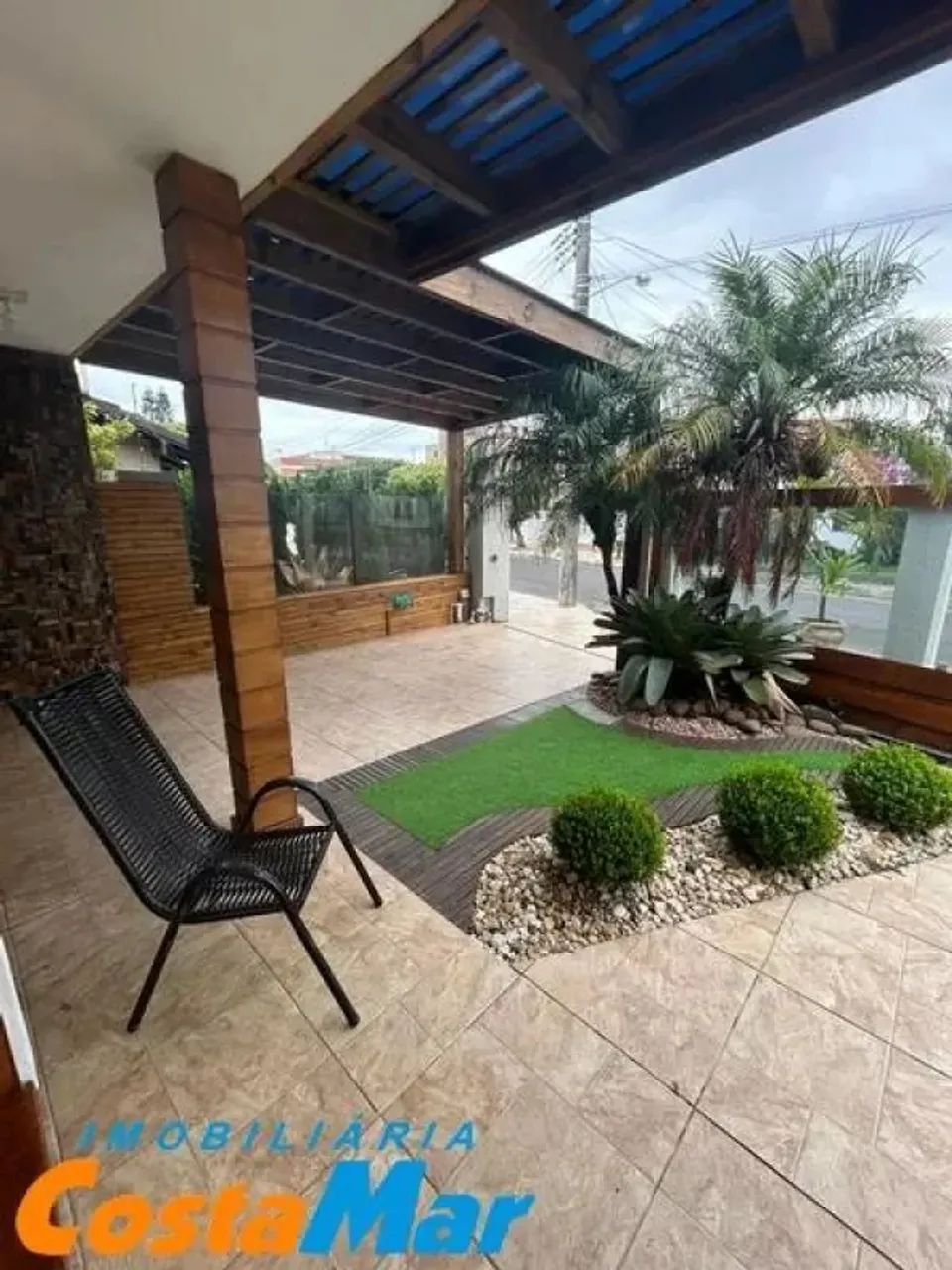 Residência com piscina, mobiliada contendo 3 dormitórios. Venha conferir! - Foto 2