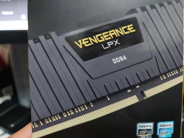Memória RAM DDR4 2x8GB 3200MHz - CORSAIR VENGEANCE