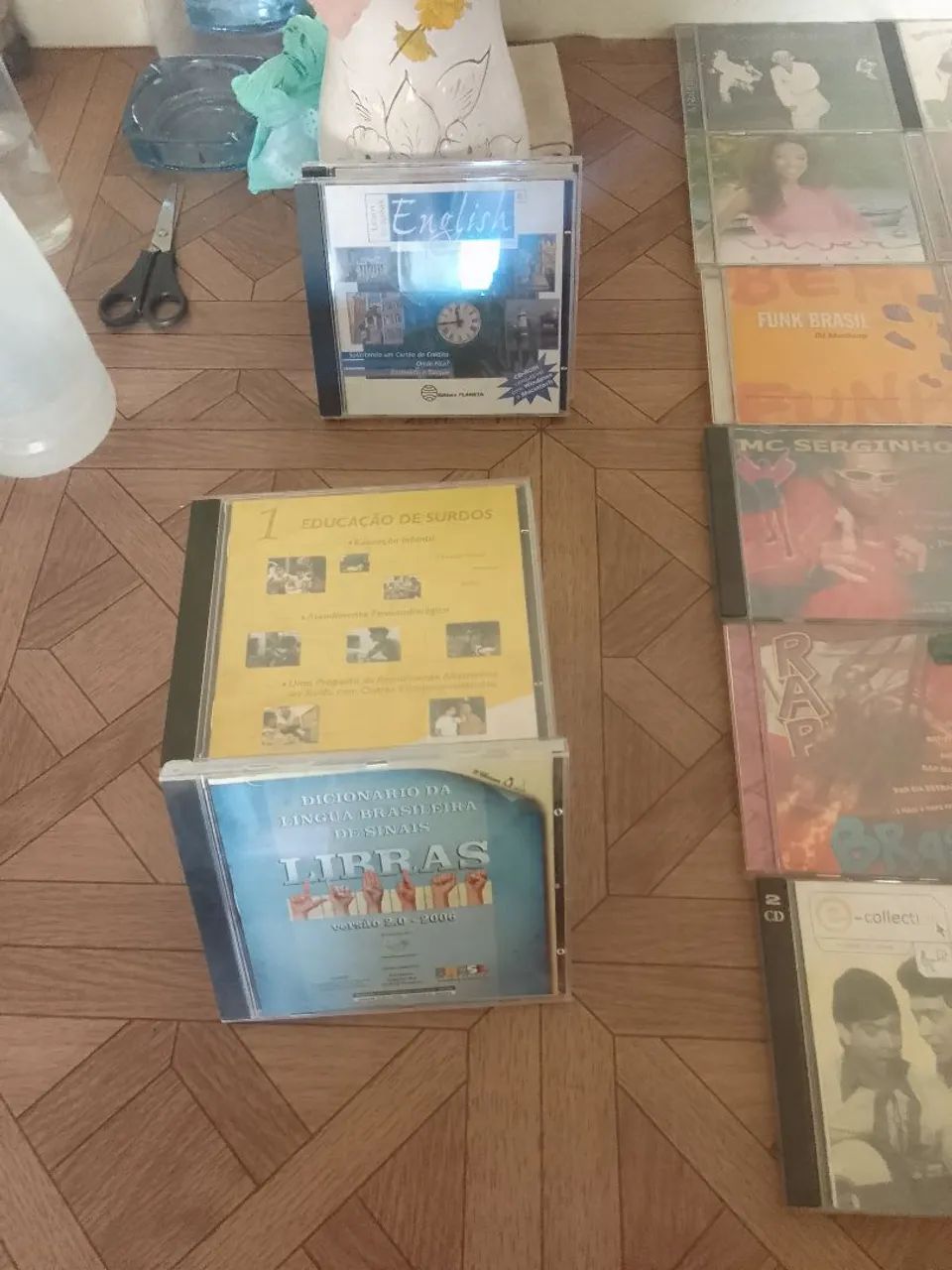 Vendo 29 CDs único preço todos! 16 música popular brasileira e 11 de educação pra surdos! - Foto 2