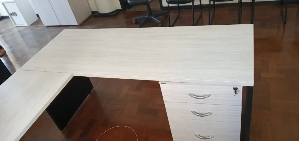Mesa em L com gaveteiro - Foto 4