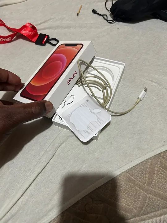 Capinhas, caixa e adesivos do iPhone 13 e um cabo iPhone 11 - Foto 4