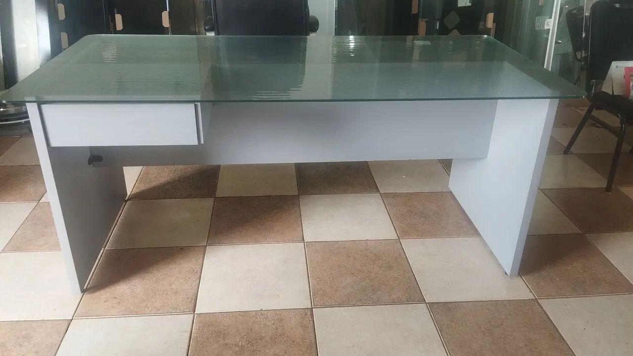 Mesa de Escritório Moderna com Tampo de Vidro