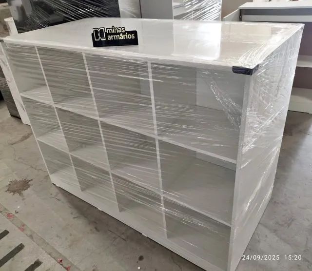 Ilha com nichos organizadores para roupas - MDF