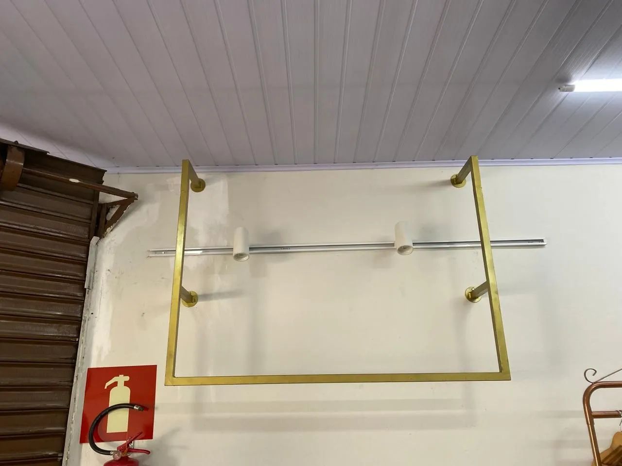 Provavador para Loja de Roupas, mesa, araras de parede e painel - Foto 4