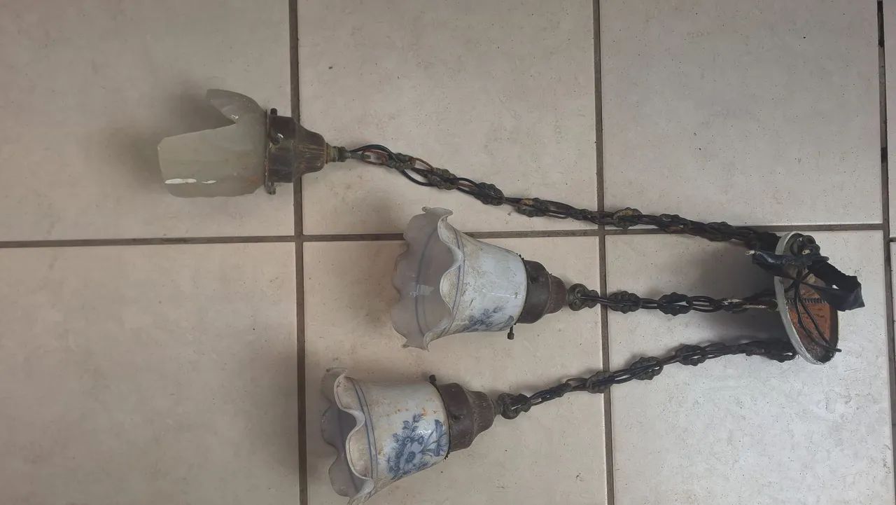 Lustre Antigo com Cúpulas de Porcelana