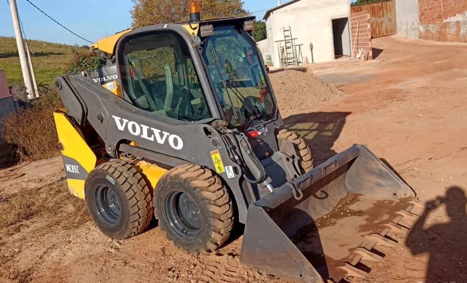 Minicarregadeira Volvo MC85C ano 2020 com 2.300 horas, ar condicionado e Joystick, em SP