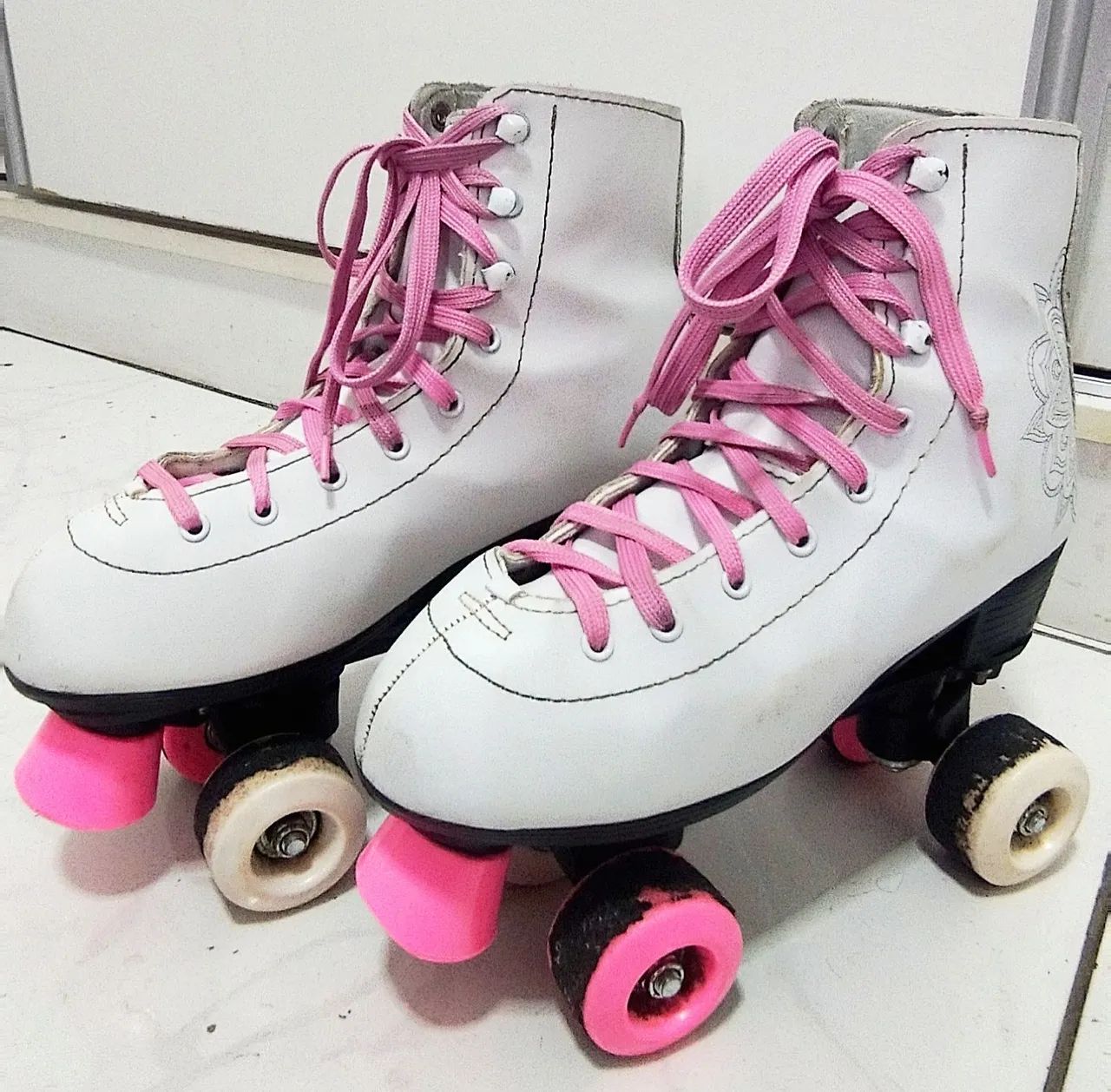Patins Clássico 4 Rodas 37/38 Branco e Rosa Fun