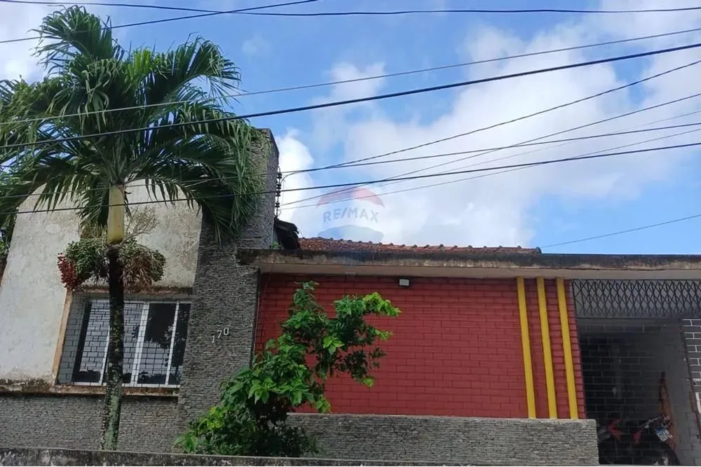 CASA A VENDA NO CENTRO COM 3 QUARTOS SENDO 1 SUITES