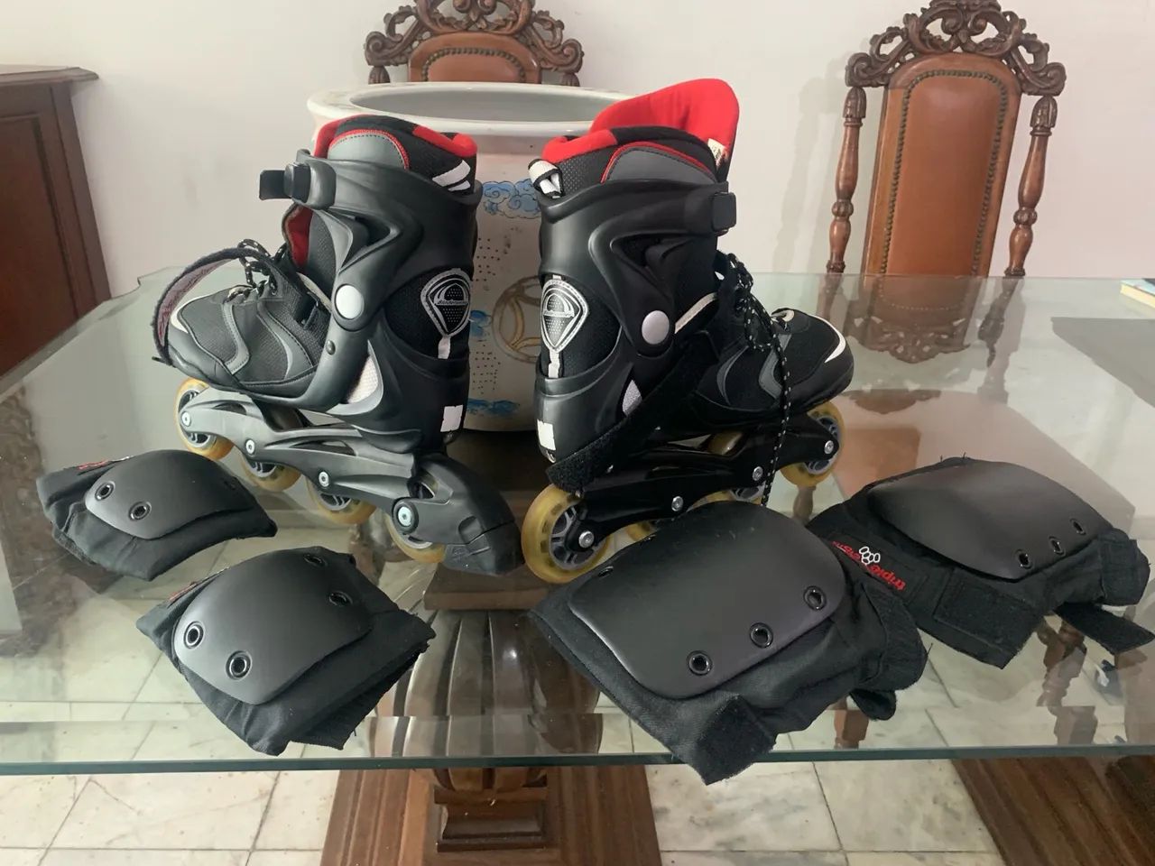 Patins com equipamentos de proteção - Foto 3