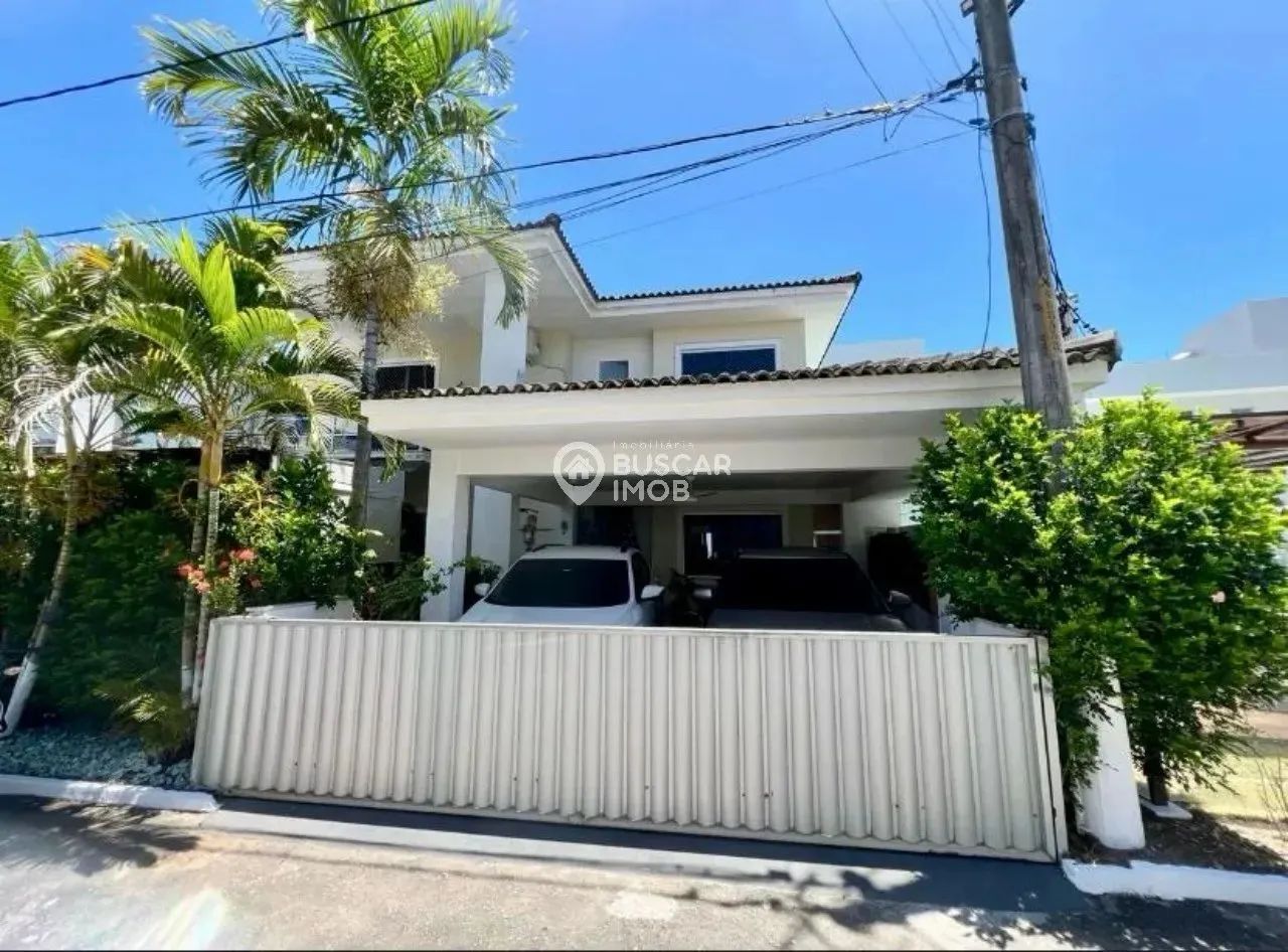 Casa com 4/4 em Buraquinho