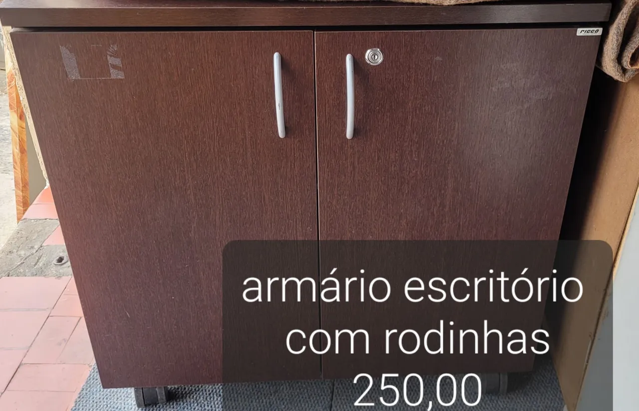 Armário Escritório com Rodinhas